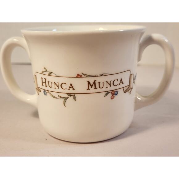 1986 Beatrice Potter Hunca Munca Childs 2 handle Mug/ cup Royal Albert England - Picture 2 of 12
